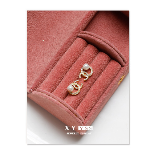 Xiaoxiangfeng French double C pearl micro-embedded ear clip for women without pierced ears mosquito coil disc fashionable temperament high-end ear jewelry
