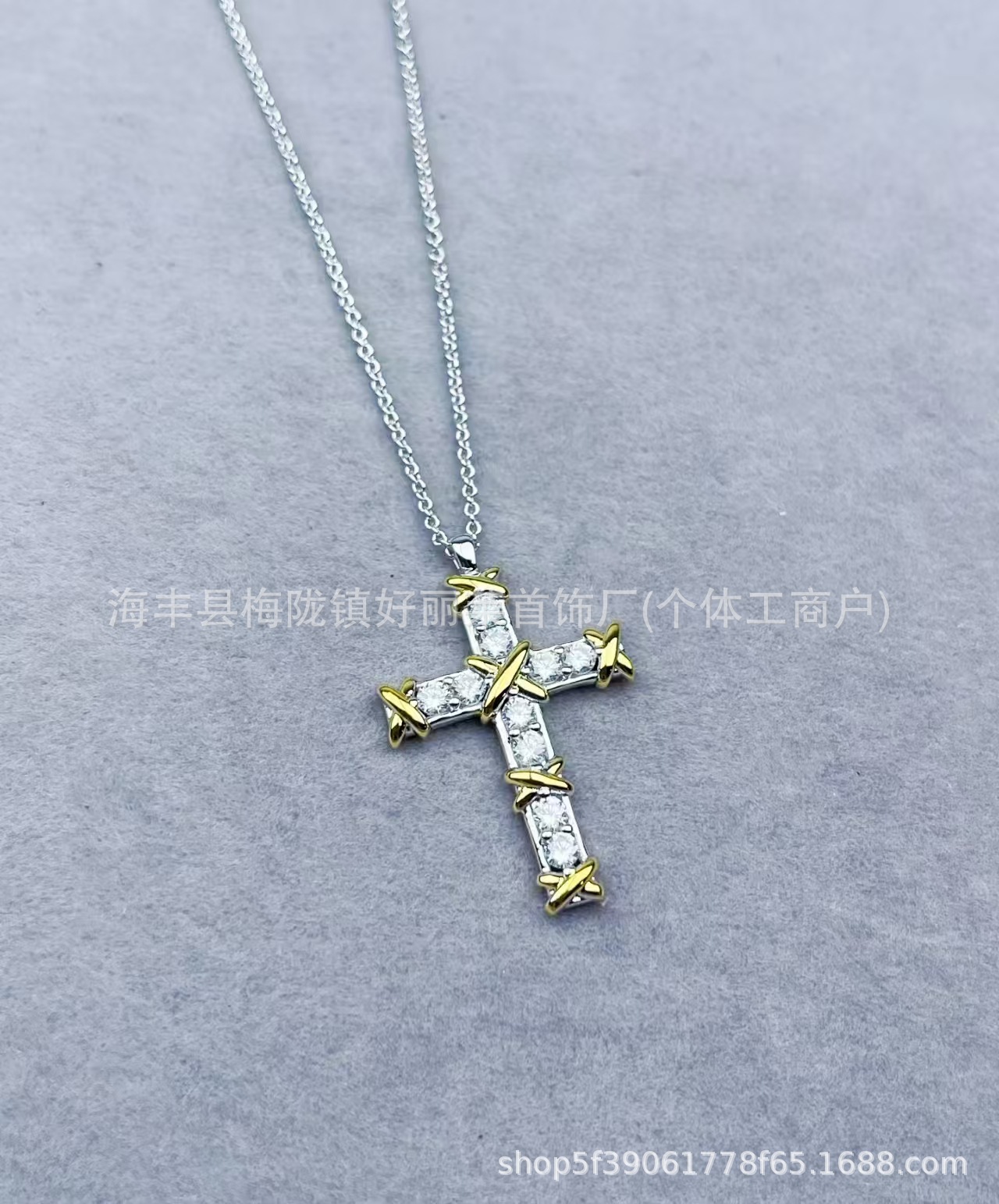 白と黄色のクロス フル ダイヤモンド クロス キー ネックレス