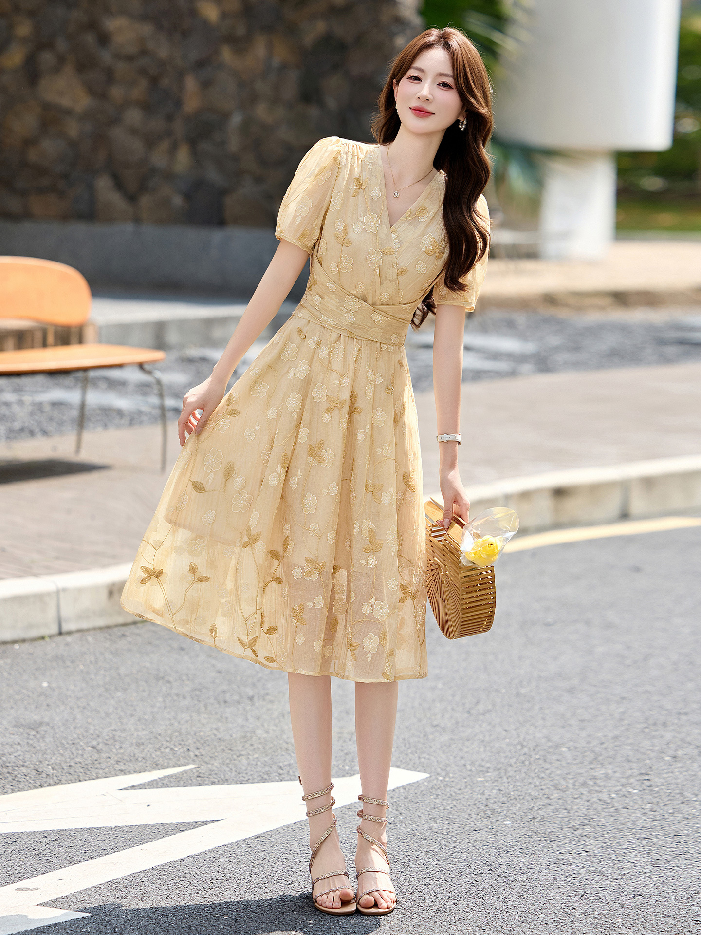 Đầm maxi nữ thắt eo tay bồng họa tiết hoa nhỏ cổ chữ V phong cách tea dress — Màu hồng, màu vàng