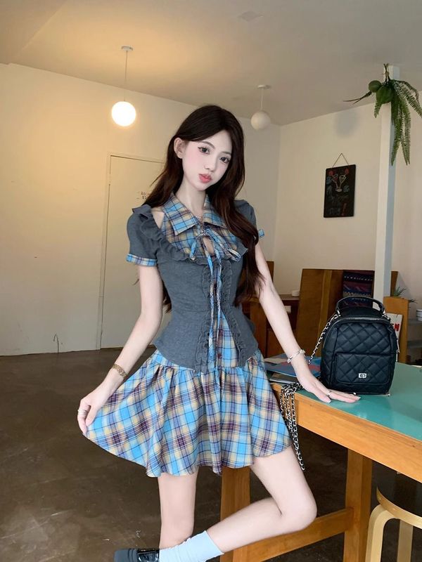 甘いカレッジスタイルのブルーチェック柄ドレスとグレーの木耳カーディガンの女性用の美しい夏のツーピーススーツ|undefined