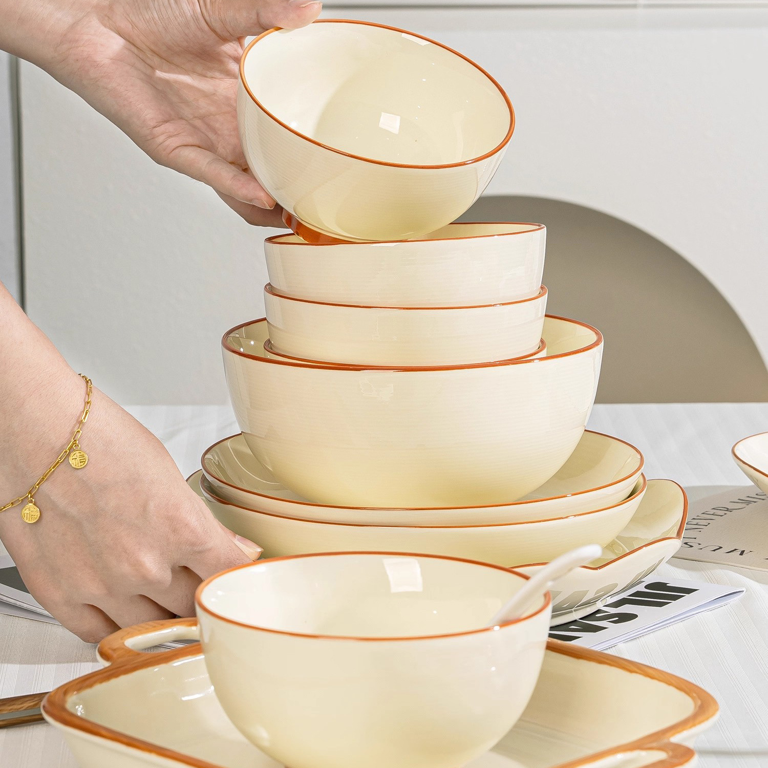 2026 New Model Cream-Style Ceramic Bowls and Plates for Home Use, High-End Design with Embossed Edges, Small Bowls, Rice Bowls, and Noodle Bowls Set