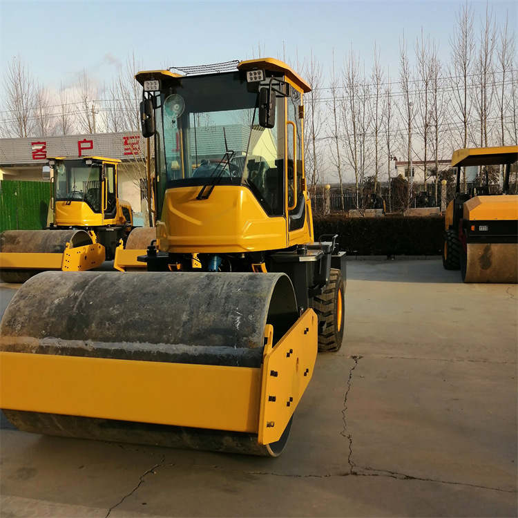 供应；4吨座驾轮胎压路机4T压路机 4吨小型压路机厂家