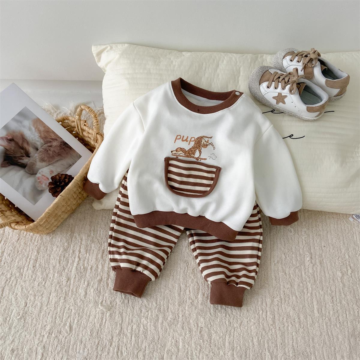 Versión coreana de primavera 2025 nuevo producto traje de bebé para hombre pantalones a rayas patineta de dibujos animados perro traje de dos piezas estilo de moda ropa de salida