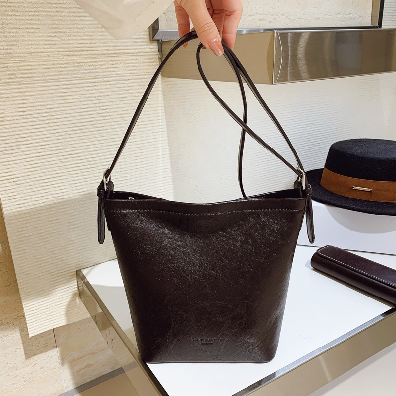 Bolsos de cubo de cera de alta calidad Otoño / Invierno de mujeres 2025 nuevo retro multifuncional bolso de hombro bolso de moda