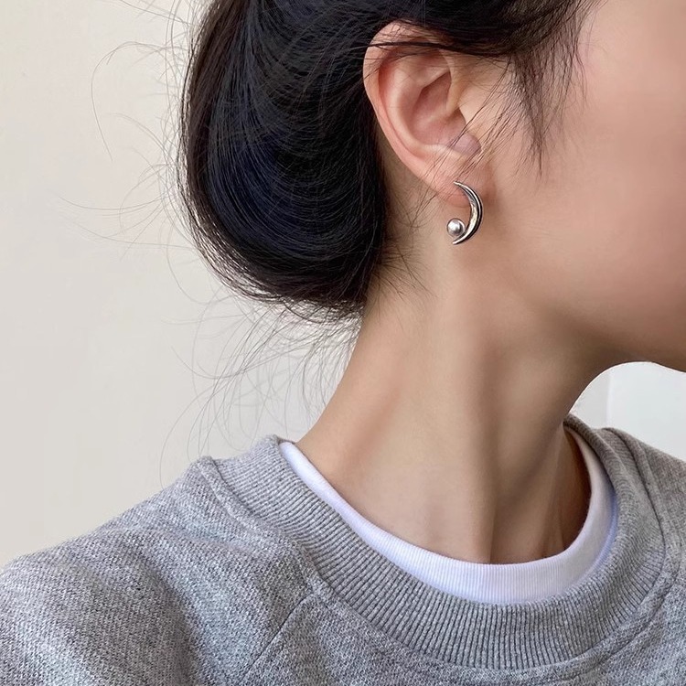 Neue asymmetrische Mondperlenohrringe im Nischendesign mit femininem Temperament, vielseitige süße und coole Ohrringe, High-End_voghion.com