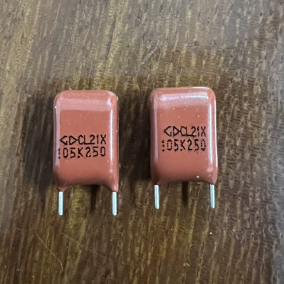 Конденсатор CBB 105 1,0 мкФ 160 В расстояние до стопы 7,5 мм