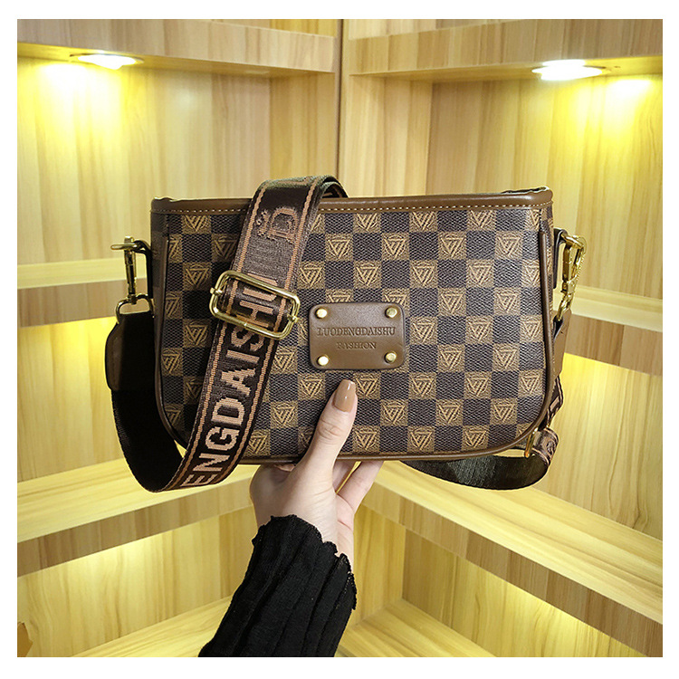 Women's bags 2023 new style versatile printed armpit bag Internet celebrity temperament high-end single shoulder crossbody bag small square bag_voghion.com