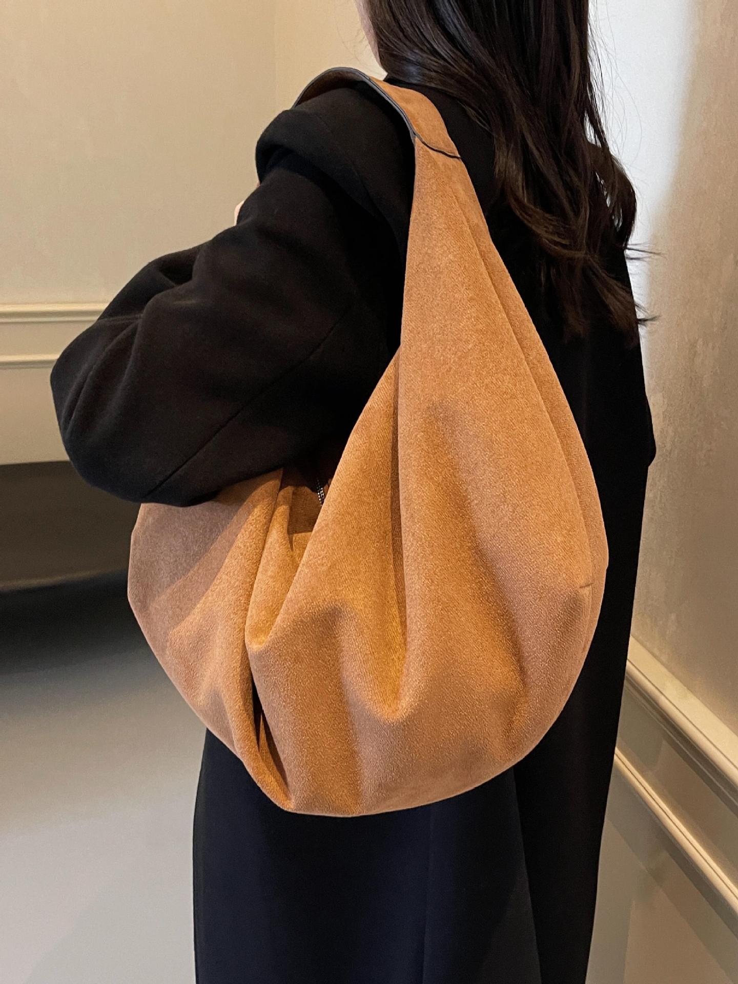 Explosiones transfronterizas retro mochila de seda retro 2025 nueva bolsa de hombro de gran capacidad de superficie suave casual