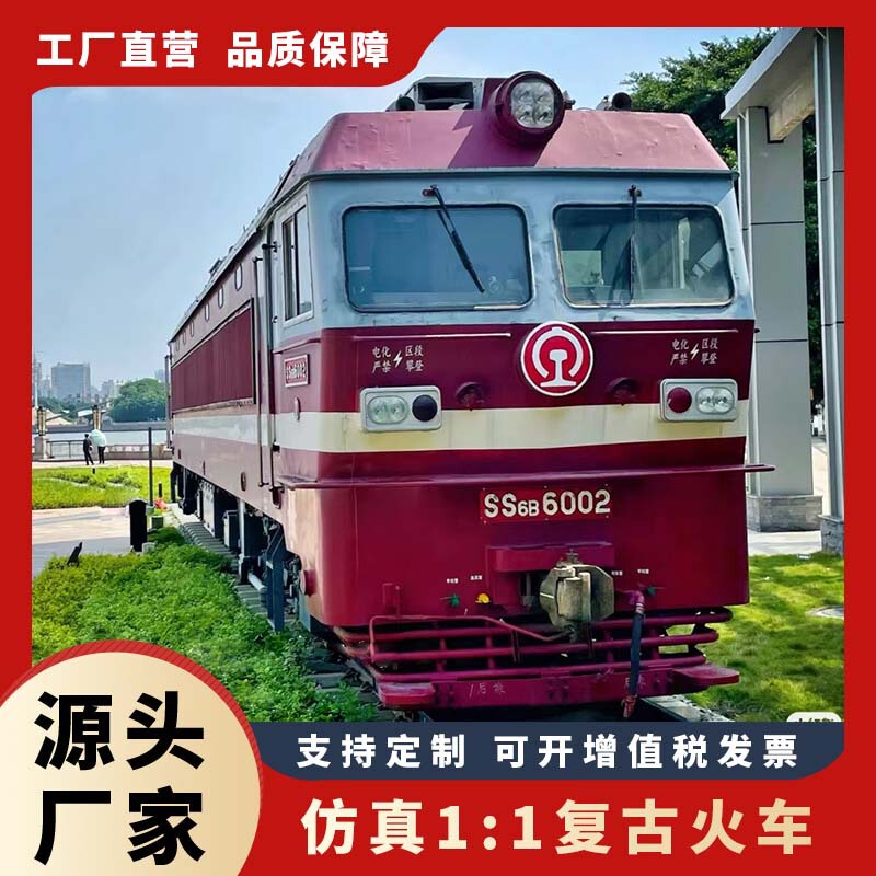 Old-fashioned retired green leather train transformation theme restaurant outdoor wedding photography clock steam locomotive