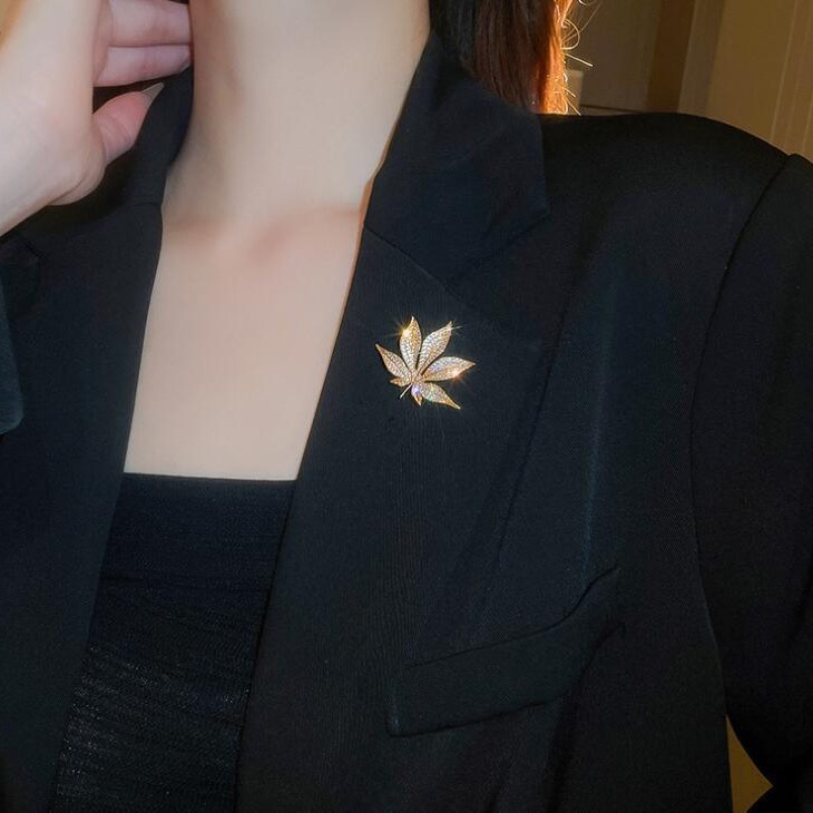 Sparkling Diamond Maple Leaf Brooch Elegant Fashion Accessory_voghion.com