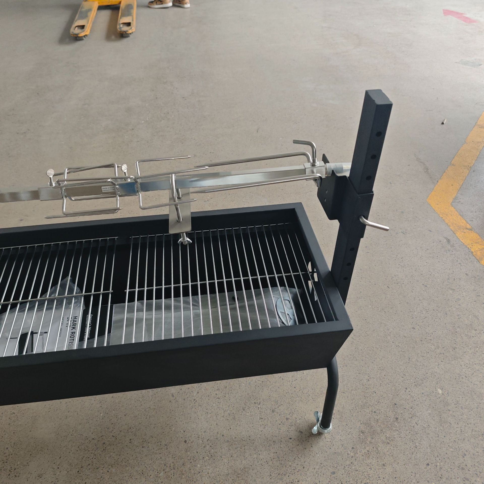 Fabricante directo para la parrilla europea y americana pequeña parrilla patio parrilla de carbono exterior Zibo parrilla parrilla set de herramientas de parrilla