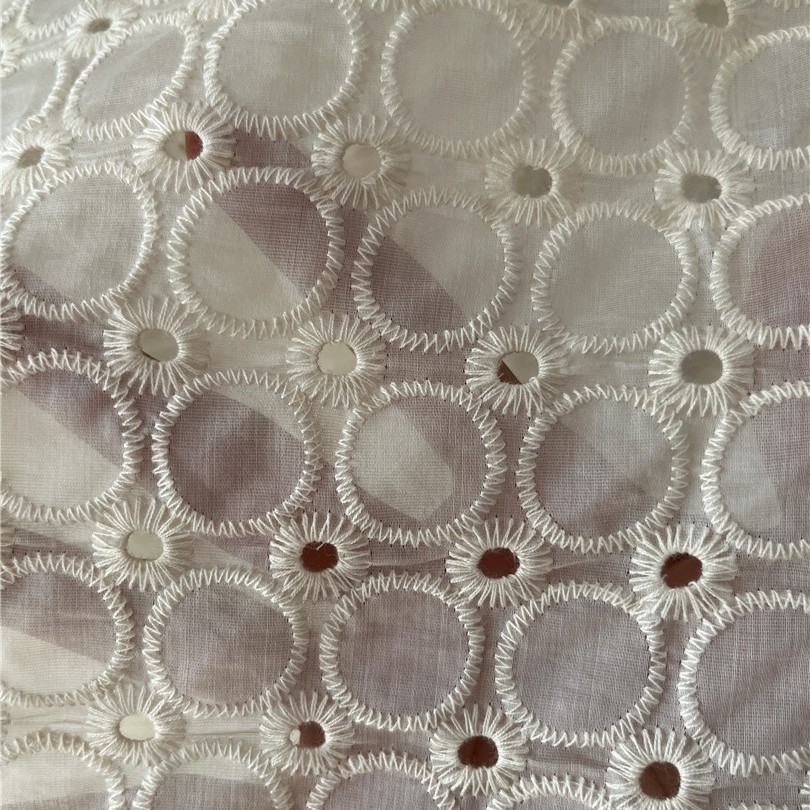 新款棉布花边打孔镂空刺绣平绣花布格子波点棉线绣花布面料连衣裙