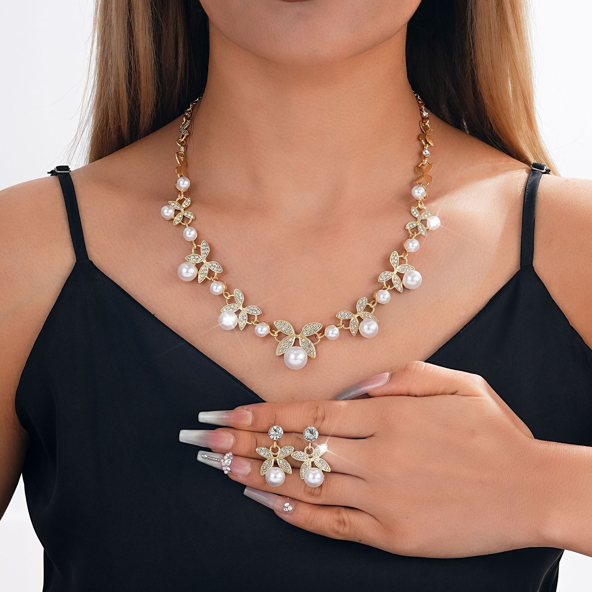 Ensemble collier et boucles d'oreilles deux pièces, collection 2026, tendance transfrontalière, orné de perles et de motifs en forme de feuille. Un bijou de luxe léger et raffiné pour femme._voghion.com