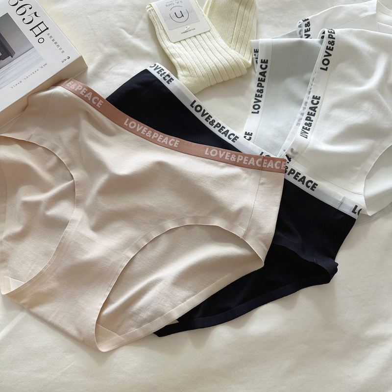 Big Sale 8543 Strong Cotton Soft and Traceless Contrasting Letter Waist Type a Fresh Underwear for Women Mulberry Silk 7A Antibacterial
