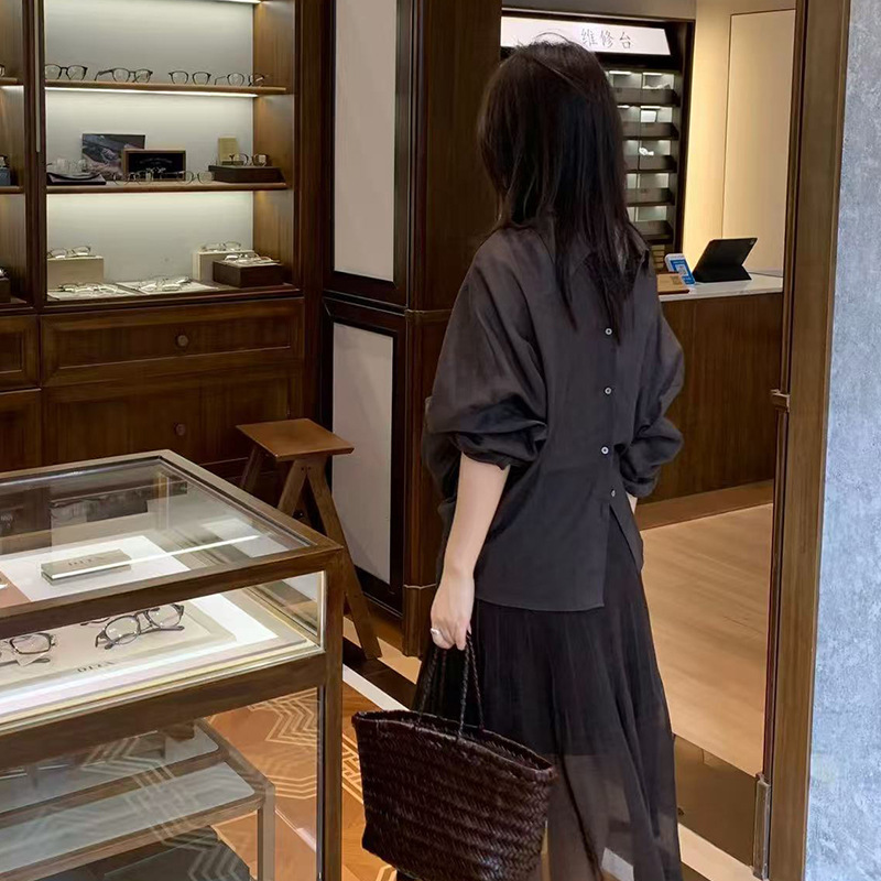 In stock: 2026 autumn new collection, Korean-style, niche design, single-breasted, solid color, simple, loose-fitting shirt for women In stock: 2026 autumn new collection, Korean-style, niche design, single-breasted, solid color, simple, loose-fitting shirt for women