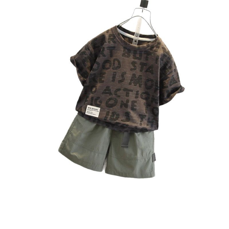 8018 traje de manga corta para niños verano suelto manga de cinco puntos 2025 nuevo traje de dos piezas con estampado de letras para niños pequeños y medianos