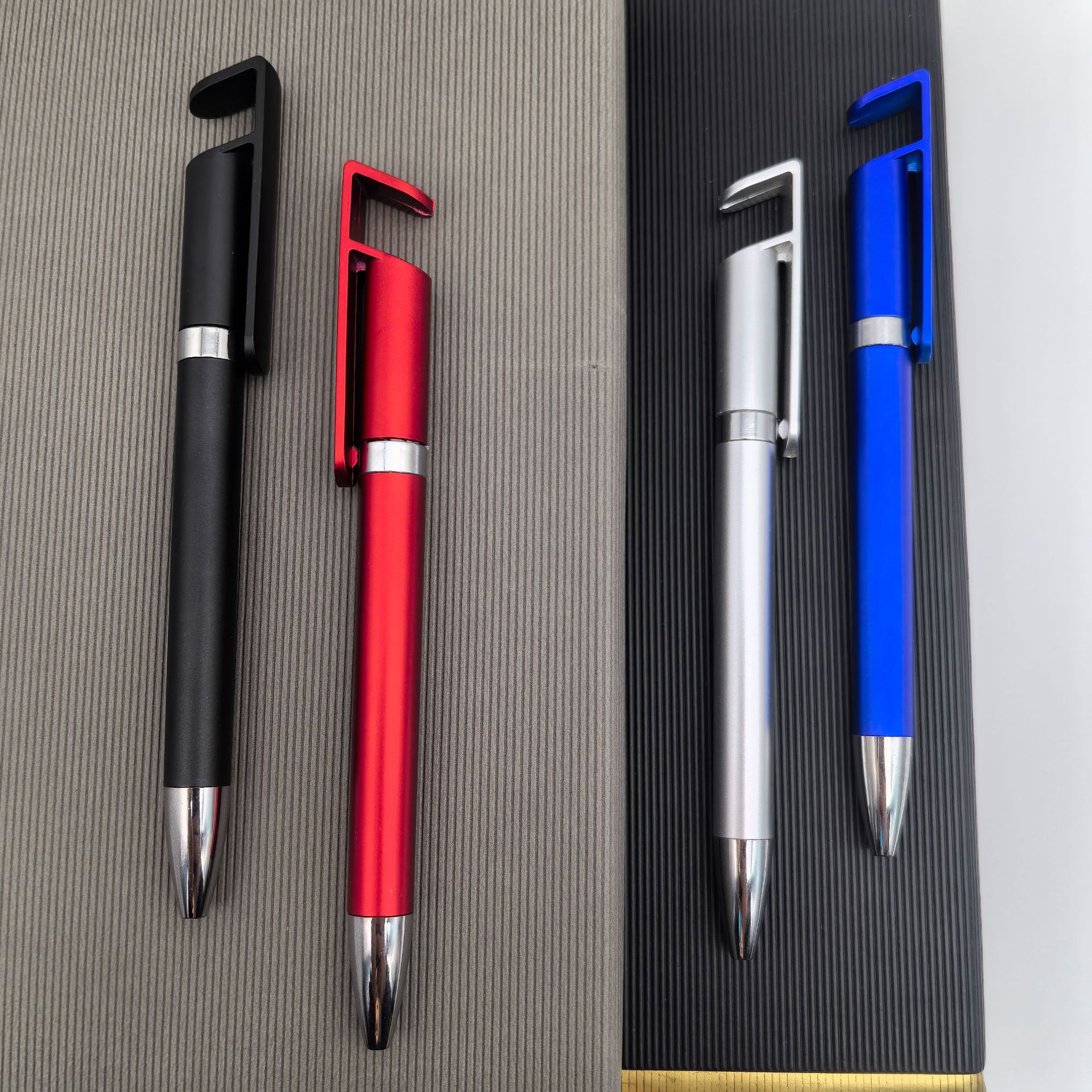 Bolígrafo de soporte para teléfono móvil multifunción Bolígrafo de regalo al por mayor Bolígrafo de plástico retorcido personalizado Bolígrafo publicitario de soporte para teléfono móvil