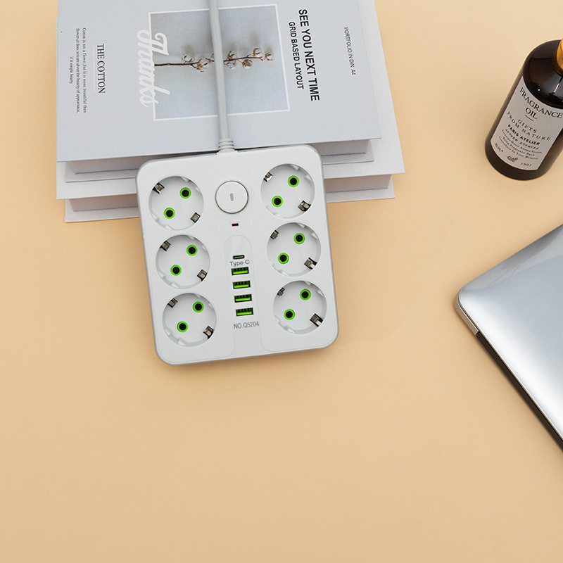 Q5204 # estilo europeo estándar europeo agujero 6 12 Jack Black Shell White Shell 4USB + 1 Tipo-C bolsa interruptor general