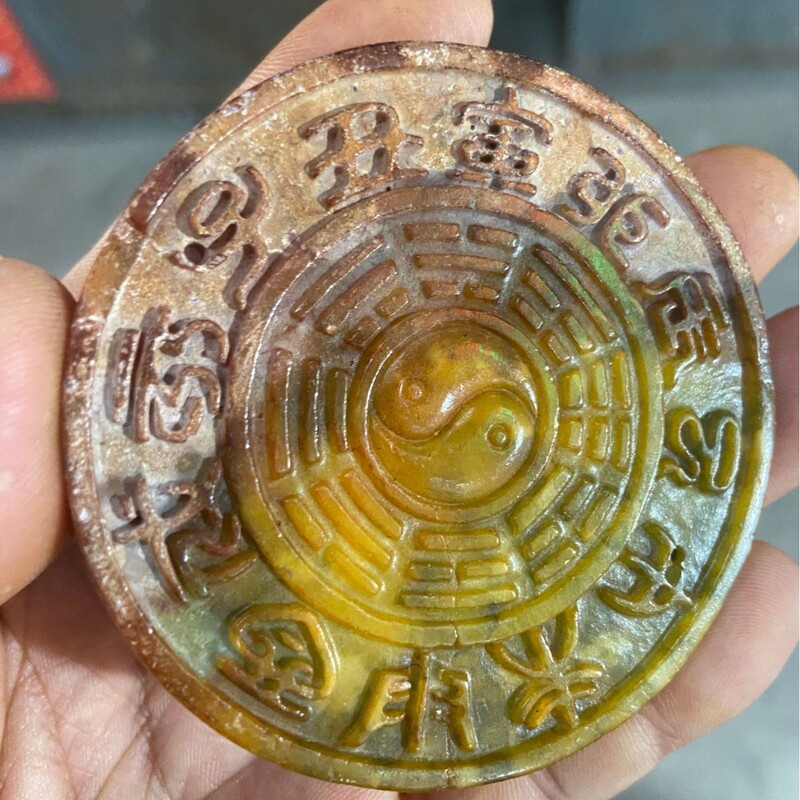 古い工芸品の山を卸売りします。|undefined