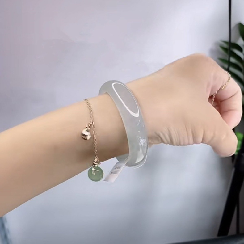 Vòng tay ngọc bích tự nhiên Miến Điện cấp 5A màu xanh lục nhạt băng chủng dương chi tiết 2