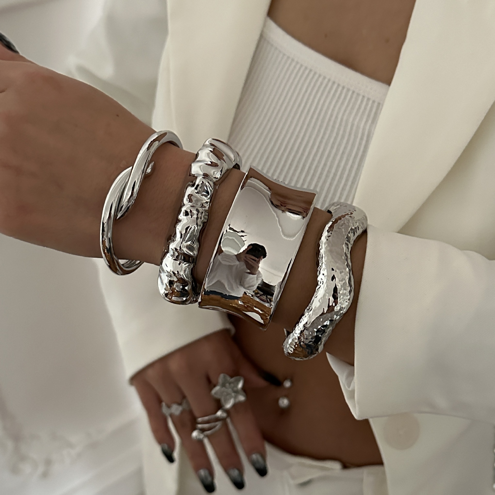 56g Weight Bangle Classification Alloy Chain Material 1 Piece Quantity Daily Occasion Alloy Material Solid Color Pattern Women's Gender Plating Design Exaggerated, Simple Style Style Exaggerated Simple Style Solid Color Alloy Bangles Wholesale 5