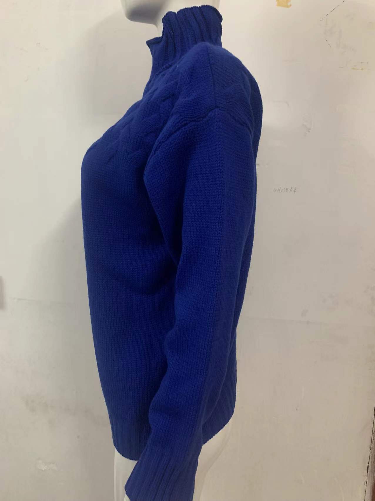 Maglione a maniche lunghe con collo alto e dettagli in maglia a trecce alla moda per donna_voghion.com