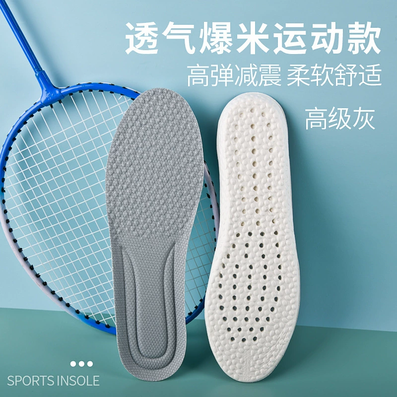 Спортивные стельки наступают на фекалии