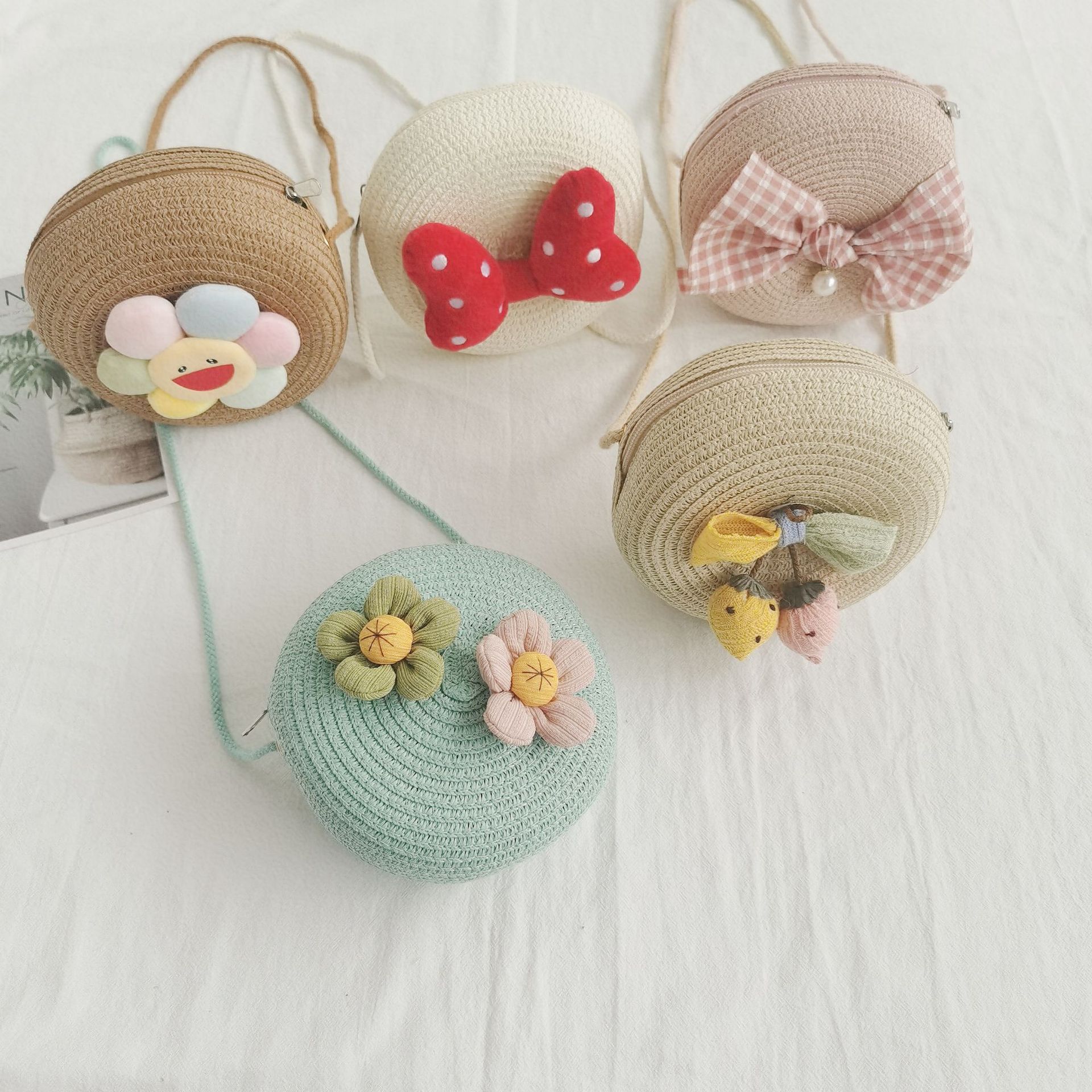 Girl's Small Straw Flower Bow Knot Cute Round Zipper Crossbody Bag display picture 1
