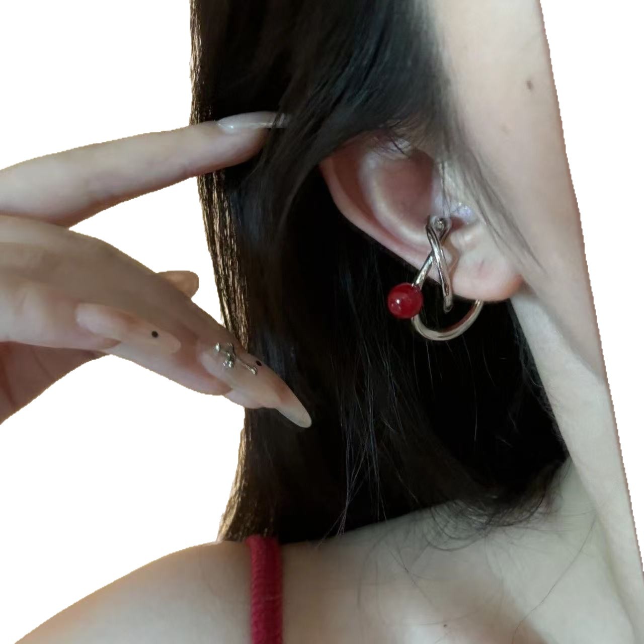 Dulce y fresco, doble capa enrollada, cuentas redondas rojas, pinza para la oreja sin orejas, nicho femenino, viento frío, pendientes geométricas retorcidas
