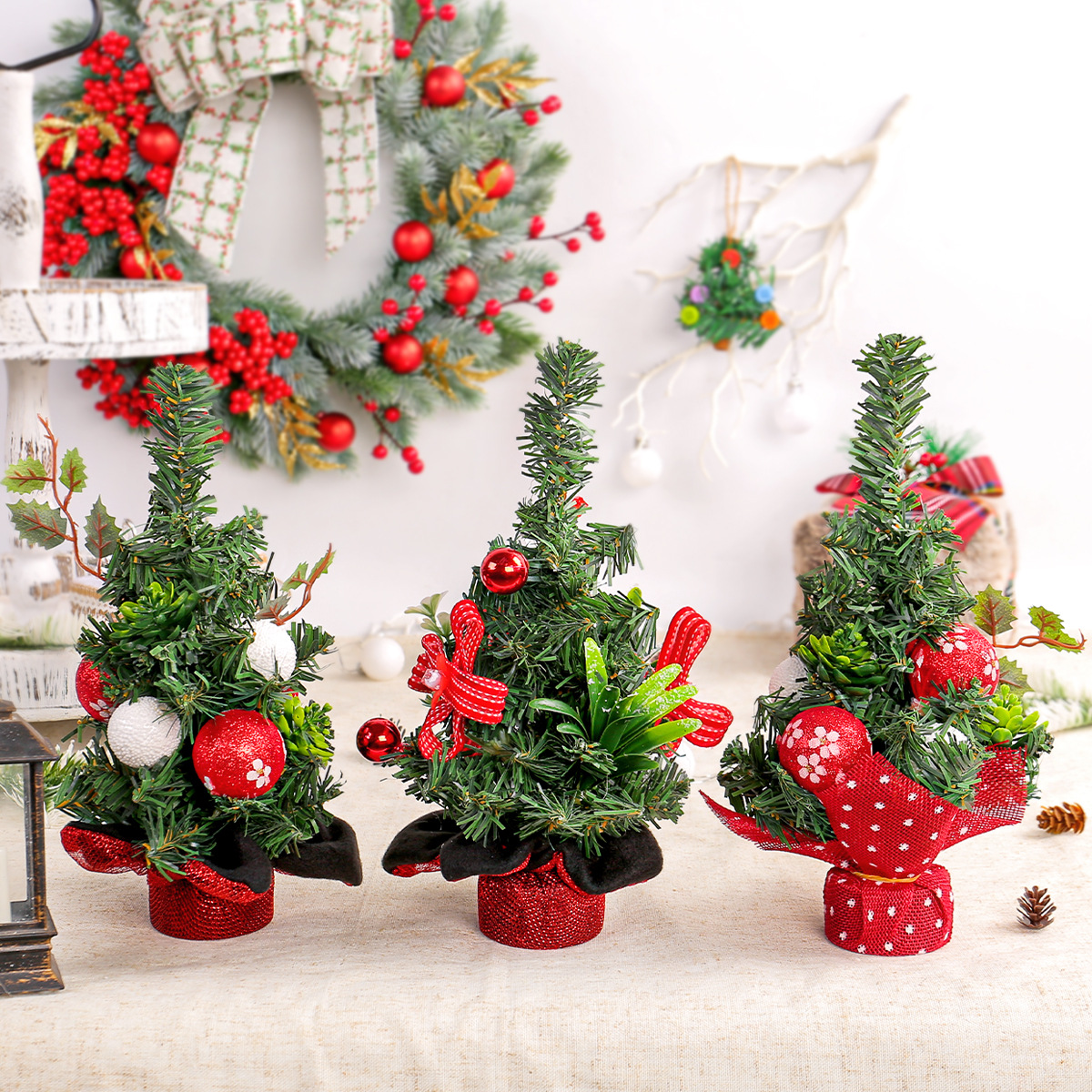 Adorno de Escritorio con Forma de Árbol de Navidad con Agujas de Pino y Bayas Rojas, Mini Árbol de Navidad, Decoración Navideña, Arreglo de Escena, Éxito de Ventas en Amazon