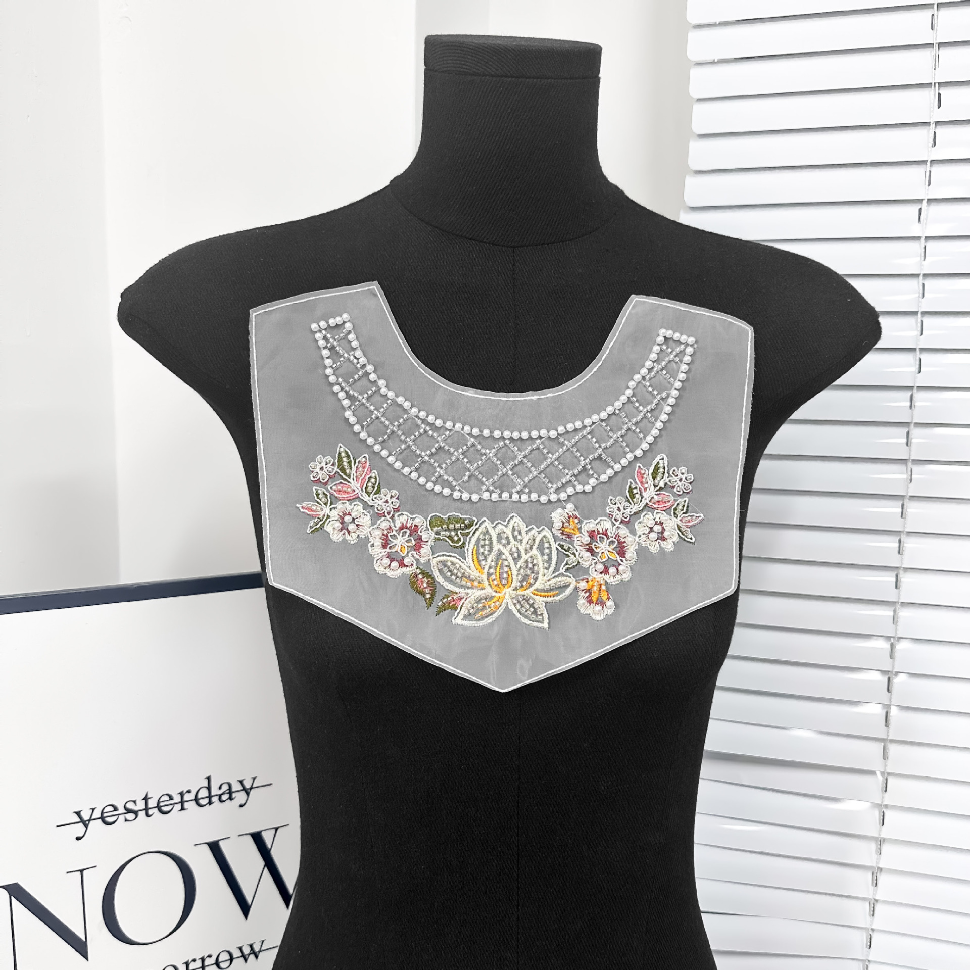 Florecer accesorios de malla de cuentas de clavos de ropa de collar