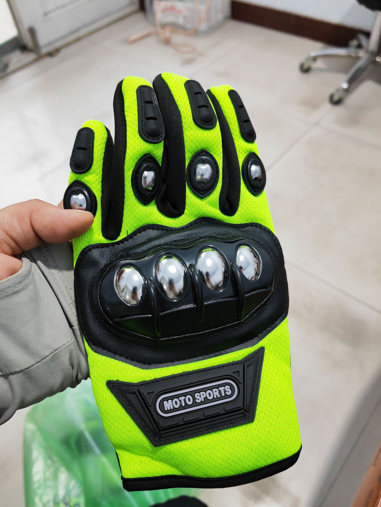 Guantes tácticos de defensa de cinco dedos al aire libre de acero inoxidable resistente a la caída y al desgaste, motocicletas de medio dedo largo