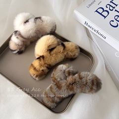 大きいサイズの本物のウサギの毛の高級感はネットの赤い超大型のヘアピンのかわいい毛の髪飾りのサメのクリップの秋冬をつかみます。