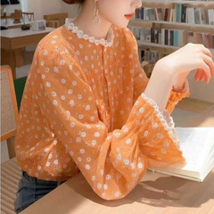 オレンジ色の花のシャツの春のタイプ2025の新型の婦人服のフランスのドーパミンの上着の独特で美しいレースの辺の小さいシャツ