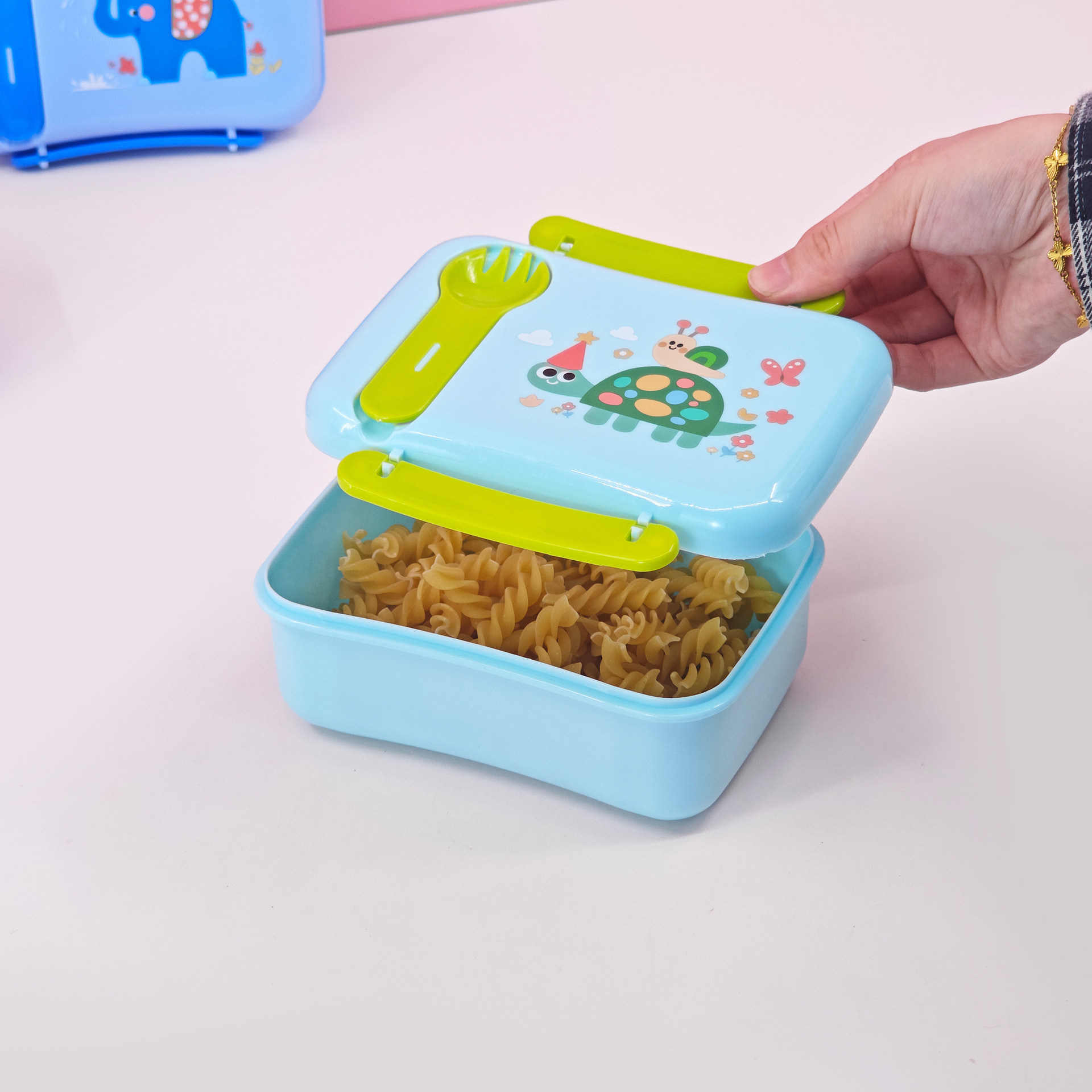 Ventas calientes de dibujos animados de plástico caja de almuerzo para niños estilo japonés lindo caja de almuerzo portátil con cubiertos calentamiento de microondas caja de almuerzo