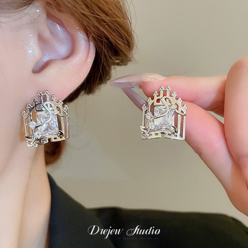 Pendientes de camelia de simulación de aguja de plata Pendientes elegantes retro francés Pendientes de todo fósforo de moda personalizada