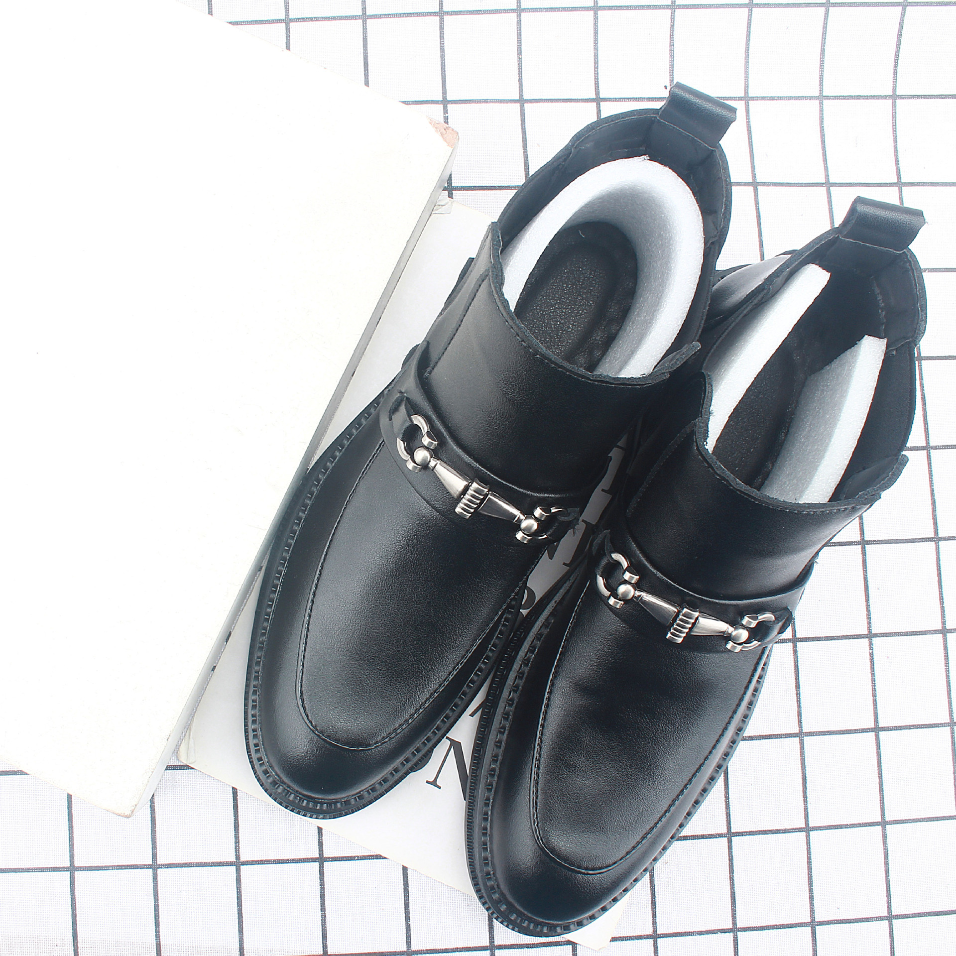 2025�¿�ļ���ʿ��ƤƤЬ�к���һ�ŵ���������͸����ЬӢ��12