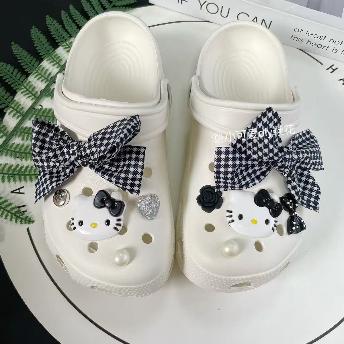 검은 천 꽃 KT 고양이.