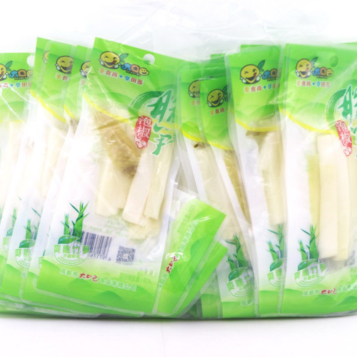 Large-bite pickled bamboo shoots in boxes, wholesale 32g small bagged Sichuan pickled vegetable with mountain pepper, sour and spicy bamboo shoot snacks