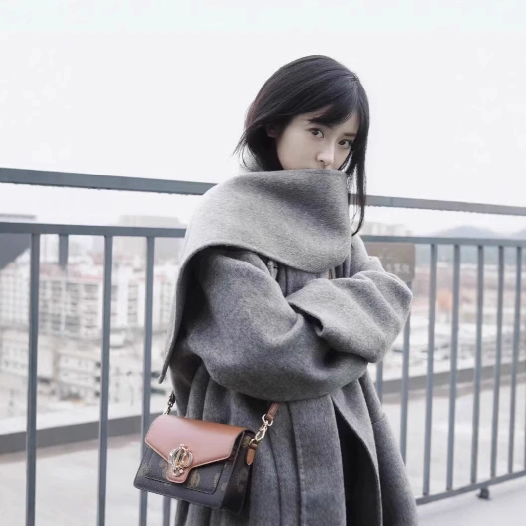 Новинка осени и зимы 2024 года, шерстяное бархатное одноручное длинное пальто-шарф средней длины, доступная роскошная куртка для женщин