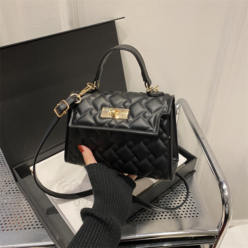 Este año, la popularidad de la cerradura casual 2024 nueva moda de invierno de diseño simple, bolso de hombro, bolso de diamante