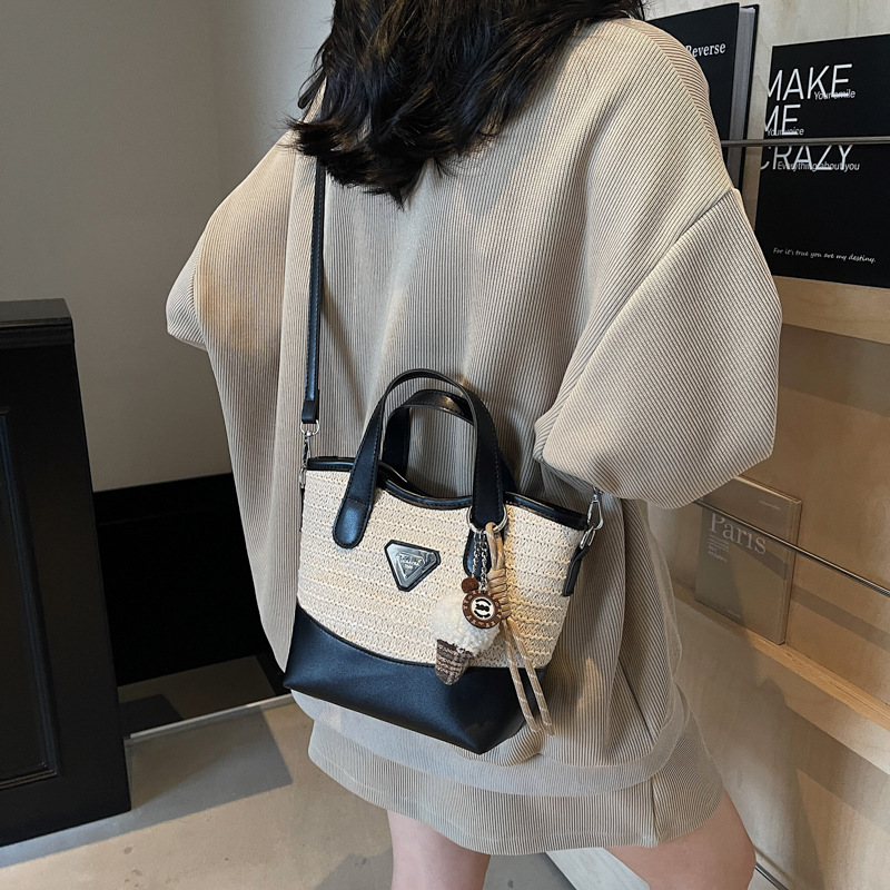 Bolso de mano de color de contraste tejido de estilo caliente de verano para mujer 2025 nuevo bolso de cubo simple salvaje estilo occidental para mujer