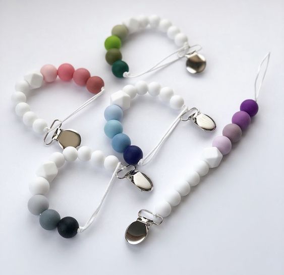 Nuevos suministros para bebés Cadena de chupete DIY creativo contraste color cuentas de silicona mordedor anti-caída traje de cadena