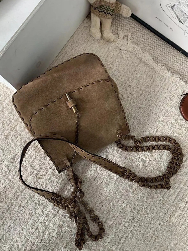2024 automne et hiver nouveau sac à bandoulière polyvalent en daim givré avec chaîne, petit sac carré pour téléphone portable, sac pour femme_voghion.com