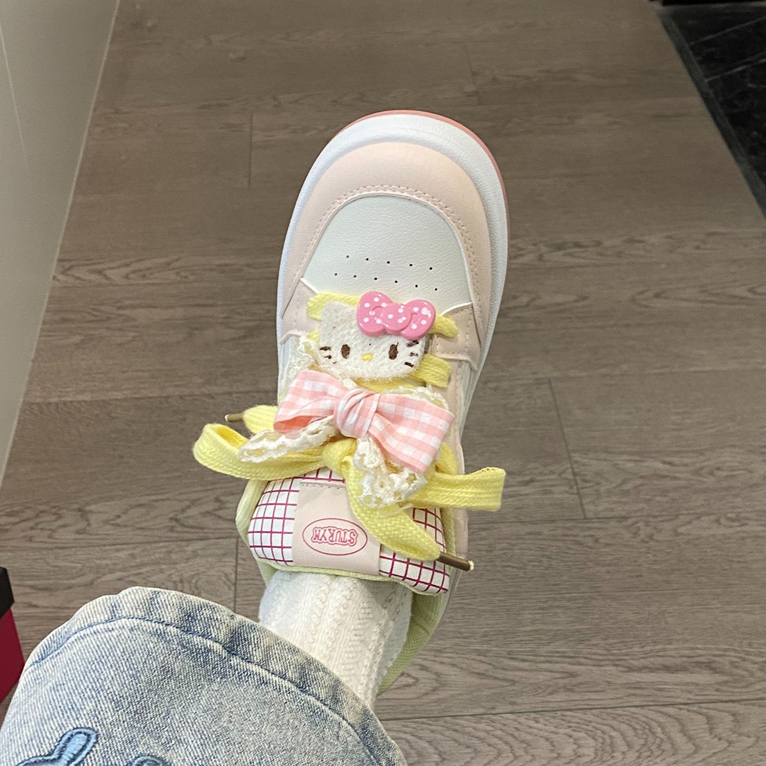 Zapatos deportivos de suela gruesa para mujeres 2025 verano y otoño nuevos zapatos de pan de diseño casual de nicho transpirables zapatos blancos pequeños