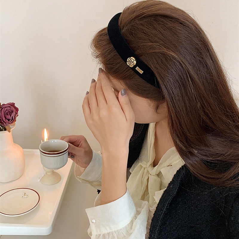 Fascia per capelli da donna in spugna di camelia in stile retrò francese, elegante e raffinata, con fermaglio nero a corona alta._voghion.com