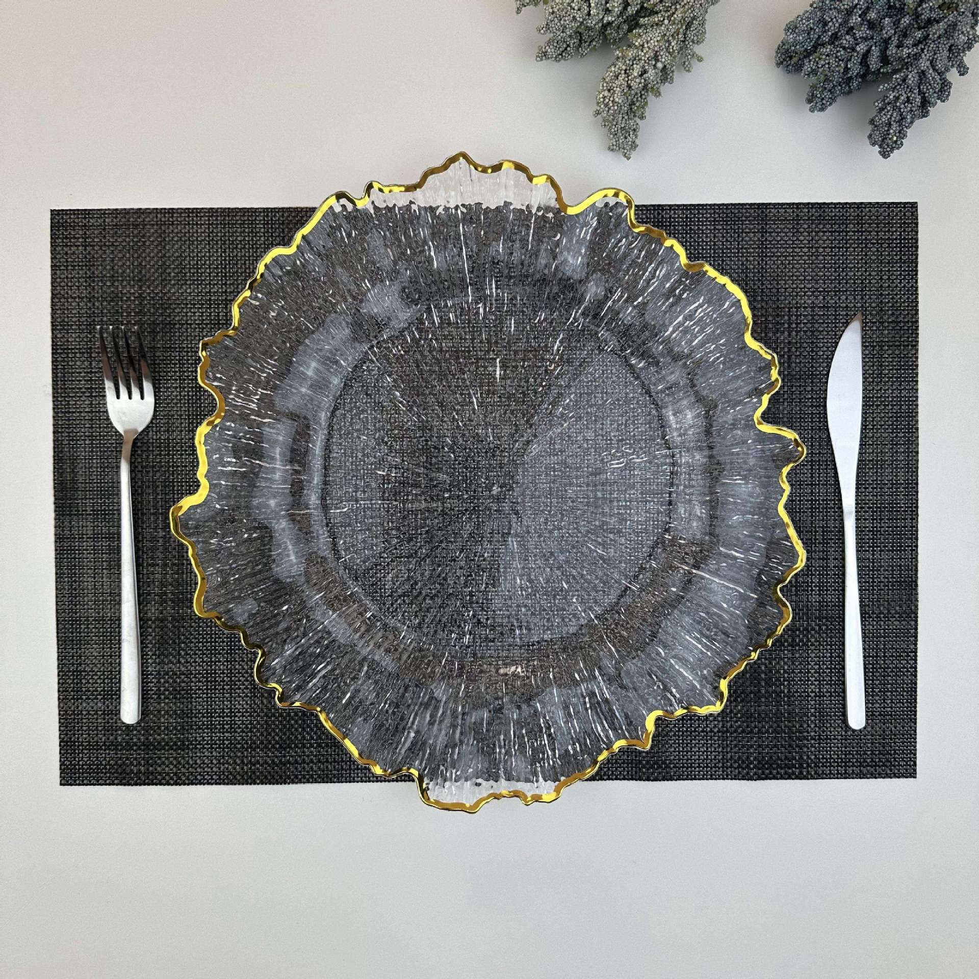 Nuevo diseño de decoración de mesa de boda plástico transparente cargador de borde irregular placa de melamina transparente redonda