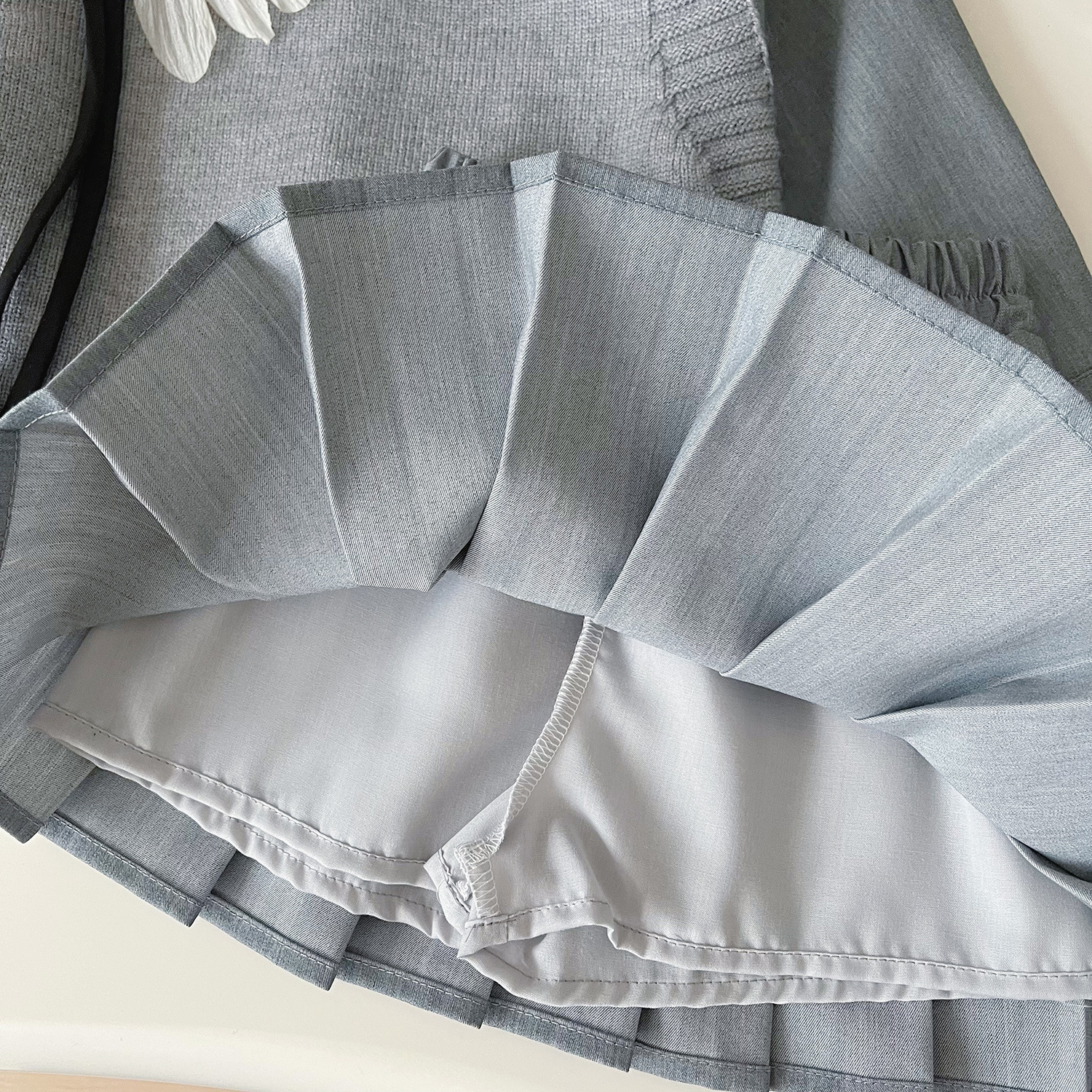 2024 Mädchen Koreanische Version Herbst Strickweste einfarbiges Hemd Faltenrock dreiteiliges Set stilvoll 67371_voghion.com