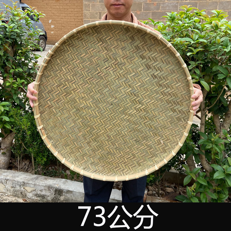 箕竹は箕竹ふるいを編んで手作りの竹製品の竹の絵馬を干します。|undefined