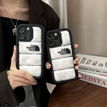 新款真空填充鸭绒服苹果16PM手机壳潮牌13防摔保护套苹果11情侣12